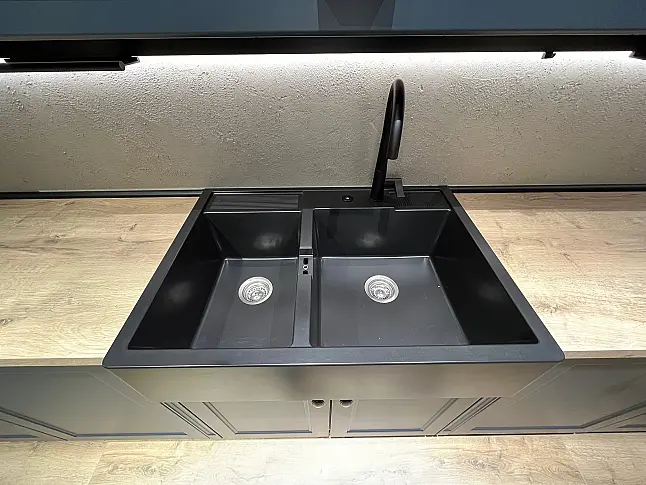 Exklusive Messeküche - Luxus pur - 3 Seiten - Landhaus Fjordblau - LED-Beleuchtungen - LED-Relingsystem - Tisch mit 4 Stühlen
