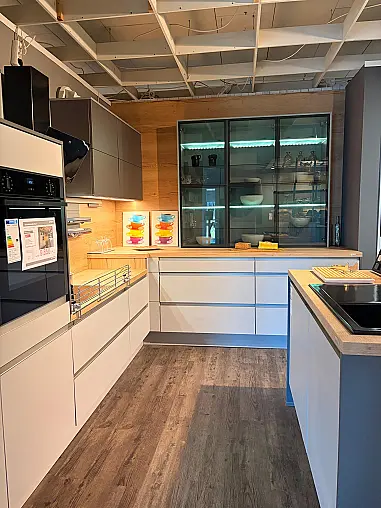 Moderne Einbauküche im Grauton mit Holz abgesetzt