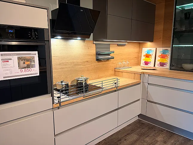 Moderne Einbauküche im Grauton mit Holz abgesetzt