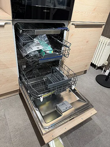 hochwertig ausgestattete L-Küche in zeitlosem Design