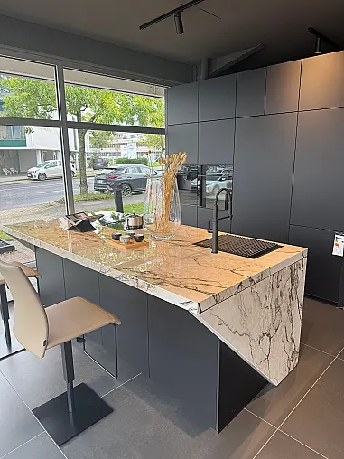 Schüller Küche mit Top-Bosch-Geräten und einzigartiger Keramik-Arbeitsplatte + HWR-Raum!