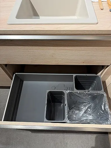 hochwertig ausgestattete L-Küche in zeitlosem Design