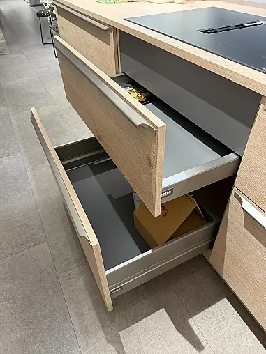 hochwertig ausgestattete L-Küche in zeitlosem Design