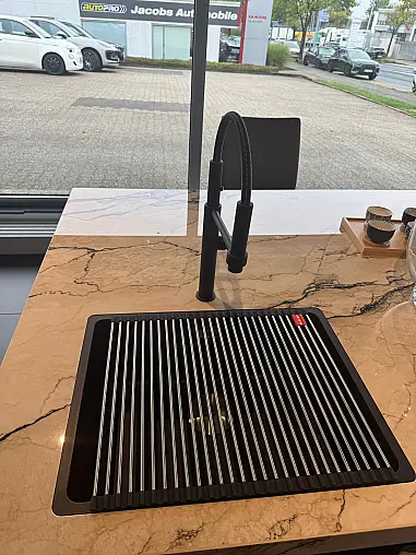Schüller Küche mit Top-Bosch-Geräten und einzigartiger Keramik-Arbeitsplatte + HWR-Raum!