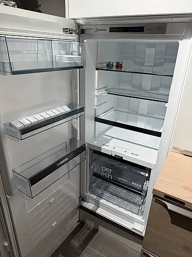 hochwertig ausgestattete L-Küche in zeitlosem Design