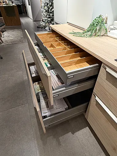 hochwertig ausgestattete L-Küche in zeitlosem Design