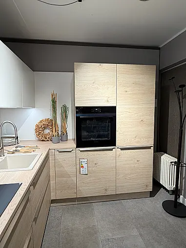 hochwertig ausgestattete L-Küche in zeitlosem Design