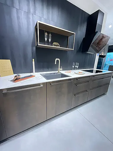 elegante Küche mit Keramik und Messing