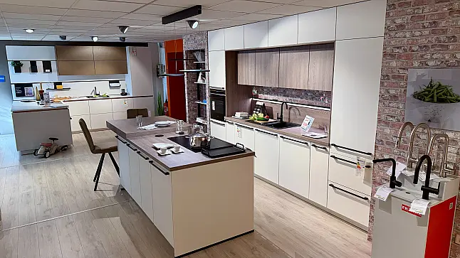 moderne Küchenzeile ca. 360 cm mit großer Kochinsel 272 cm Bora Muldenlüfter Mattglas
