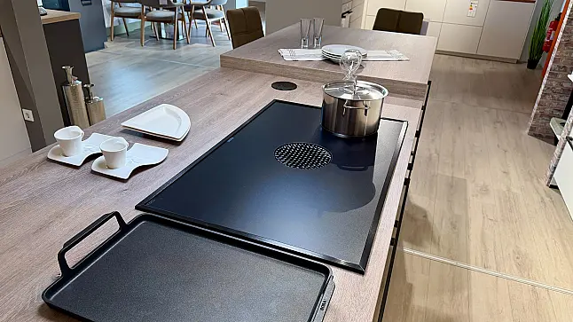 moderne Küchenzeile ca. 360 cm mit großer Kochinsel 272 cm Bora Muldenlüfter Mattglas