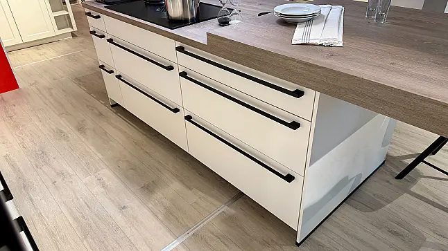 moderne Küchenzeile ca. 360 cm mit großer Kochinsel 272 cm Bora Muldenlüfter Mattglas