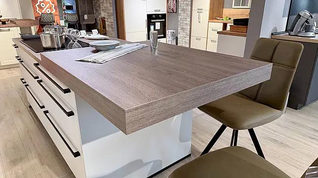 moderne Küchenzeile ca. 360 cm mit großer Kochinsel 272 cm Bora Muldenlüfter Mattglas