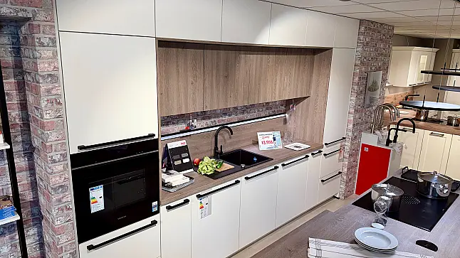 moderne Küchenzeile ca. 360 cm mit großer Kochinsel 272 cm Bora Muldenlüfter Mattglas