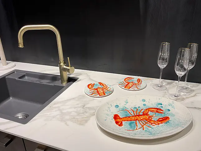 elegante Küche mit Keramik und Messing