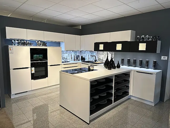 Hochwertige Küche mit Miele Geräten und Berbel Kochfeldabzug