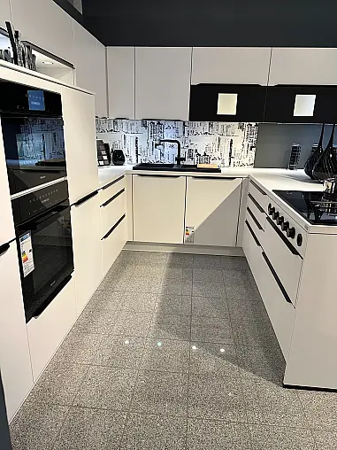 Hochwertige Küche mit Miele Geräten und Berbel Kochfeldabzug