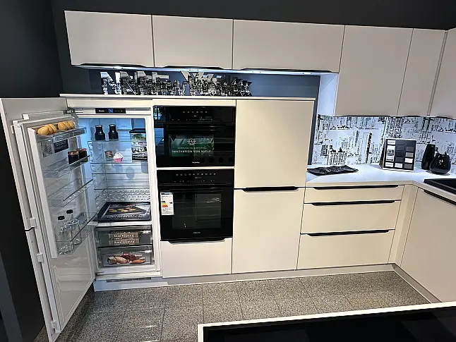 Hochwertige Küche mit Miele Geräten und Berbel Kochfeldabzug