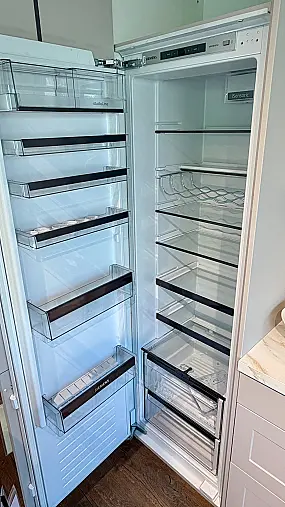 Moderne Landhausküche, gerade Zeile ca. 366 cm mit Kochinsel ca. 200 cm mit Siemens glassdraft Air Muldenlüfter