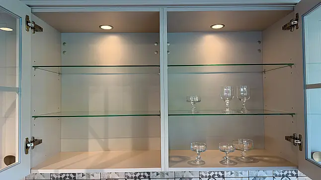 Moderne Landhausküche, gerade Zeile ca. 366 cm mit Kochinsel ca. 200 cm mit Siemens glassdraft Air Muldenlüfter