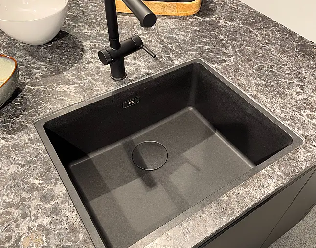 Küche mit Naturstein &amp; Geräten