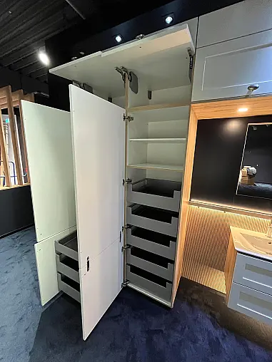 Exklusives Badezimmer - Luxus pur - Doppelwaschtisch - LED-Spots - LED-Nischenleuchte mit Ablagen, Haken usw.
