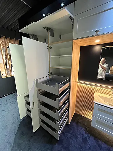 Exklusives Badezimmer - Luxus pur - Doppelwaschtisch - LED-Spots - LED-Nischenleuchte mit Ablagen, Haken usw.