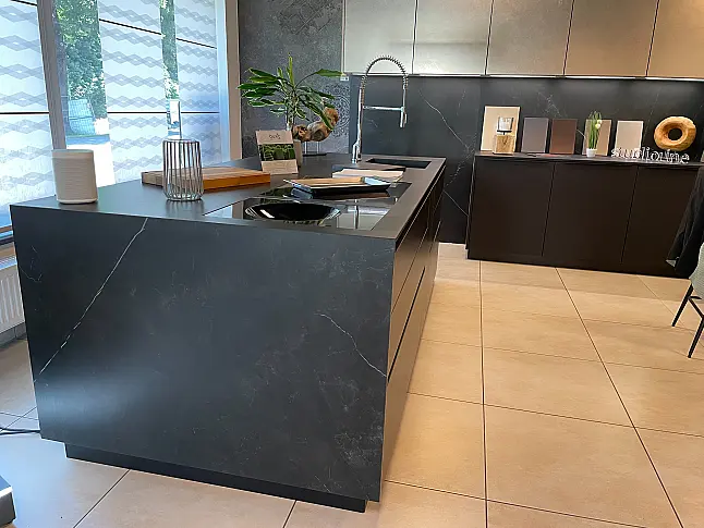 Vollkeramik Insel mit Keramischenbecken inkl Miele Geräte