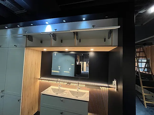 Exklusives Badezimmer - Luxus pur - Doppelwaschtisch - LED-Spots - LED-Nischenleuchte mit Ablagen, Haken usw.