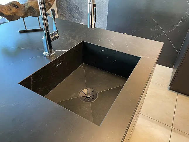 Vollkeramik Insel mit Keramischenbecken inkl Miele Geräte