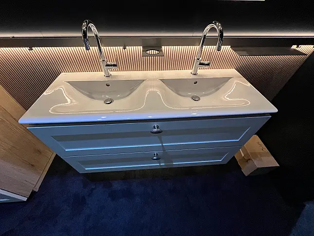 Exklusives Badezimmer - Luxus pur - Doppelwaschtisch - LED-Spots - LED-Nischenleuchte mit Ablagen, Haken usw.