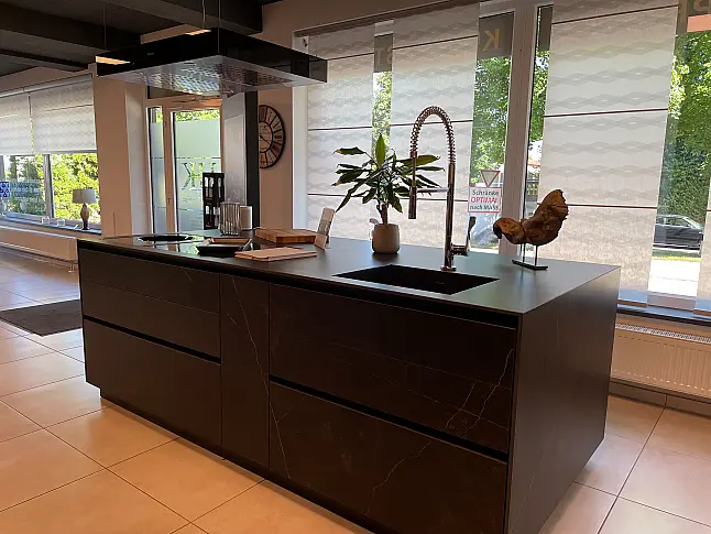 Vollkeramik Insel mit Keramischenbecken inkl Miele Geräte