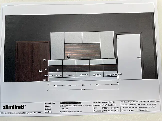 Inselküche mit Hochschränken matt weiß mit Glas Longboard ohne Geräte