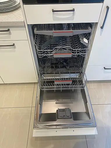 Stilvolle L-Form-Küche in Weiß und Koralle