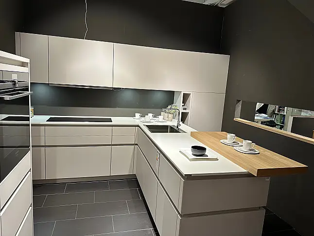 Moderne Traumküche in hellgrau mit DEKTON Arbeitsplatte und Holz Thekenplatte