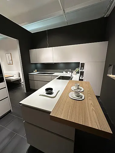 Moderne Traumküche in hellgrau mit DEKTON Arbeitsplatte und Holz Thekenplatte