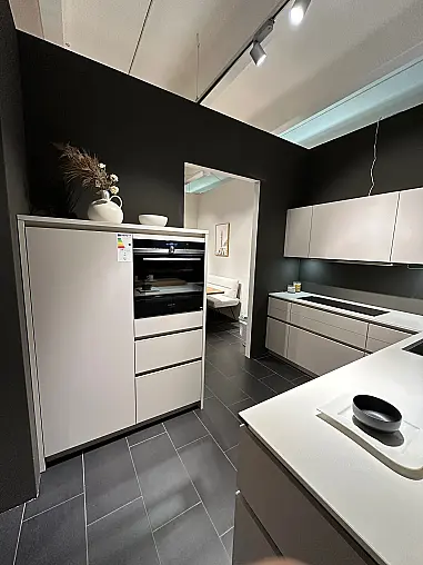 Moderne Traumküche in hellgrau mit DEKTON Arbeitsplatte und Holz Thekenplatte