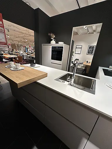 Moderne Traumküche in hellgrau mit DEKTON Arbeitsplatte und Holz Thekenplatte