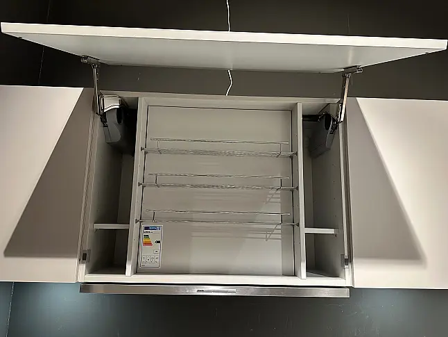 Moderne Traumküche in hellgrau mit DEKTON Arbeitsplatte und Holz Thekenplatte