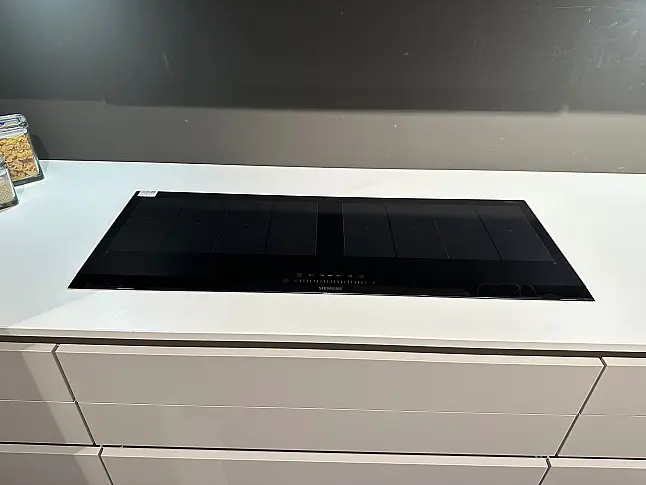 Moderne Traumküche in hellgrau mit DEKTON Arbeitsplatte und Holz Thekenplatte