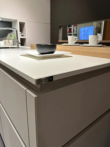Moderne Traumküche in hellgrau mit DEKTON Arbeitsplatte und Holz Thekenplatte