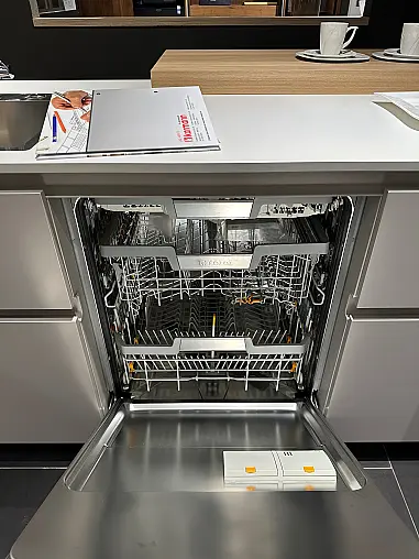 Moderne Traumküche in hellgrau mit DEKTON Arbeitsplatte und Holz Thekenplatte