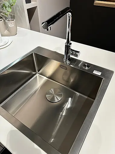 Moderne Traumküche in hellgrau mit DEKTON Arbeitsplatte und Holz Thekenplatte