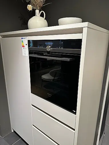 Moderne Traumküche in hellgrau mit DEKTON Arbeitsplatte und Holz Thekenplatte