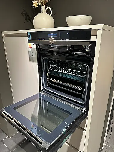 Moderne Traumküche in hellgrau mit DEKTON Arbeitsplatte und Holz Thekenplatte