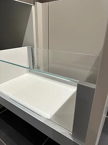 Moderne Traumküche in hellgrau mit DEKTON Arbeitsplatte und Holz Thekenplatte