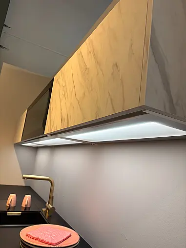 Carrara-Chic: Grifflose Designküche in edler Marmor-Optik