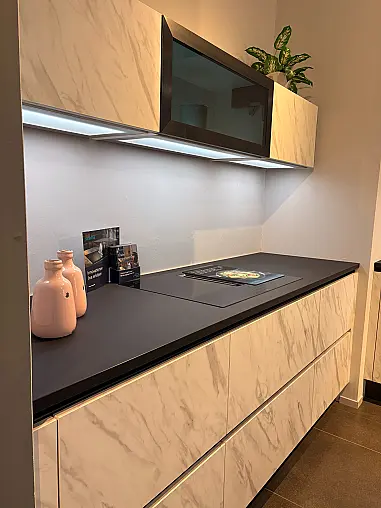 Carrara-Chic: Grifflose Designküche in edler Marmor-Optik