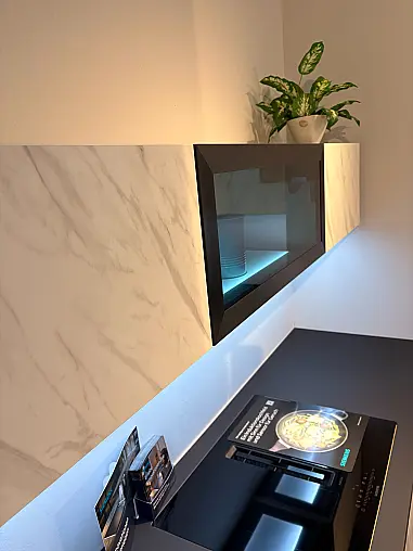 Carrara-Chic: Grifflose Designküche in edler Marmor-Optik