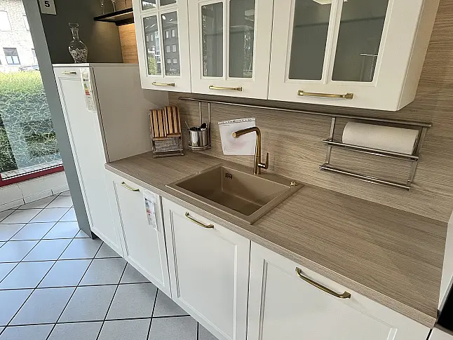 Elegante, klassische Küche im Landhausstil mit Kochinsel und Sitzgelegenheit