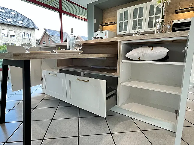Elegante, klassische Küche im Landhausstil mit Kochinsel und Sitzgelegenheit